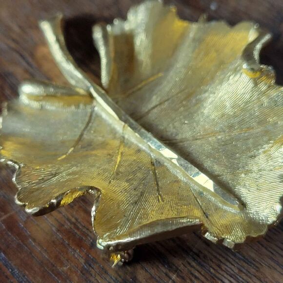 Vintage Goldtone Brooch Signed BSK Brushed and Polished Geranium Grape Vine Leaf - Picture 4 of 4